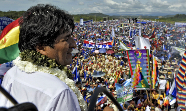 에보 모랄레스 볼리비아 대통령이 지난 18일(현지시간) 대선 출정식을 열고 있다. /치모레=AFP연합뉴스