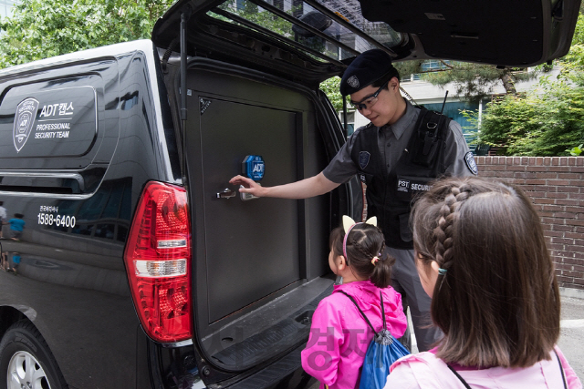 지난 18일 열린 ADT캡스의 ‘아이러브 ADT’ 행사에 참가한 임직원 자녀들이 금고차량을 살펴보고 있다. /사진제공=ADT캡스