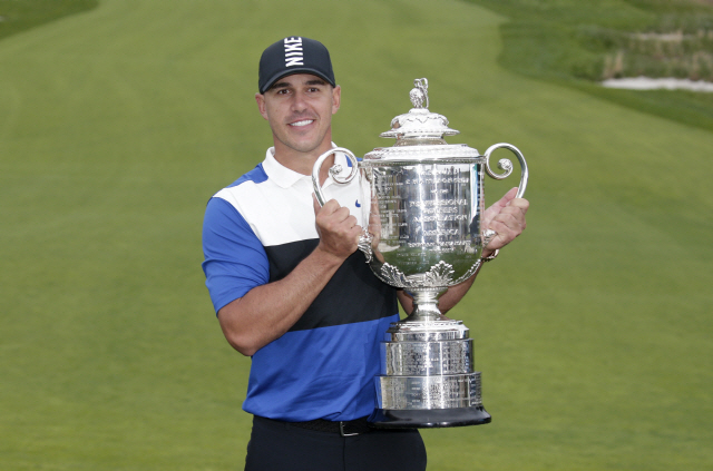브룩스 켑카가 PGA 챔피언십 우승 트로피인 워너메이커 트로피를 들고 포즈를 취하고 있다.  /파밍데일=UPI연합뉴스