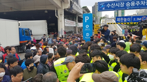 지난 4월 25일 진행된 5차 명도집행 과정에서 충돌한 상인들과 집행인력 / 사진=연합뉴스