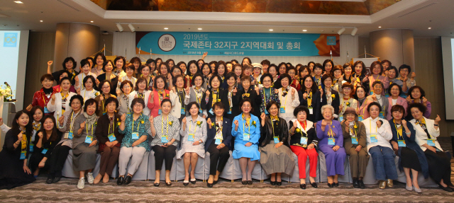 노찬용 국제존타 한국지부 2지역(부산·대구) 회장과 회원들이 총회를 마치고 기념촬영을 하고 있다./사진제공=와이즈유