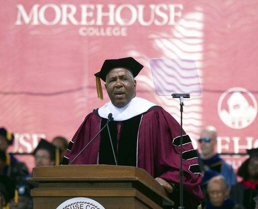 2019년 5월 19일 흑인 억만장자 로버트 스미스가 미국 조지아주 애틀란타에 있는 모어하우스 컬리지 졸업식에서 축사연설을 하고 있다. /AP 연합뉴스