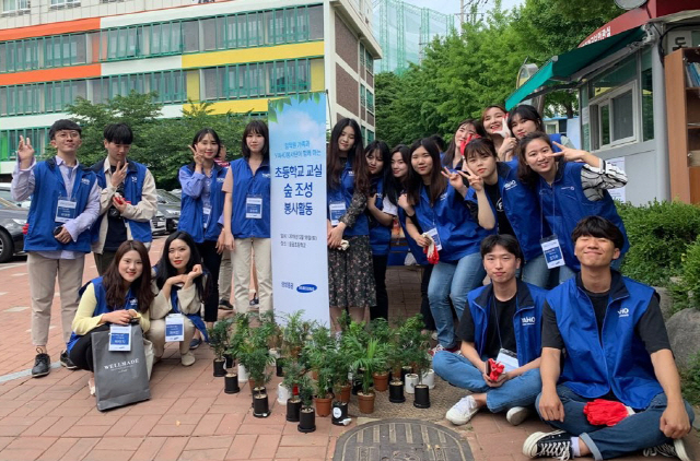 삼성증권 임직원들이 지난 18일 서울 동대문구 동답초등학교에서 ‘초등학교 교실 숲 조성 봉사활동’을 마친 후 기념촬영을 하고 있다. 삼성증권 임직원 100여명은 이번 행사를 위해 묘목 700그루를 한 달 동안 사무실에서 직접 키워 동답초교에 전달했다. /사진제공=삼성증권