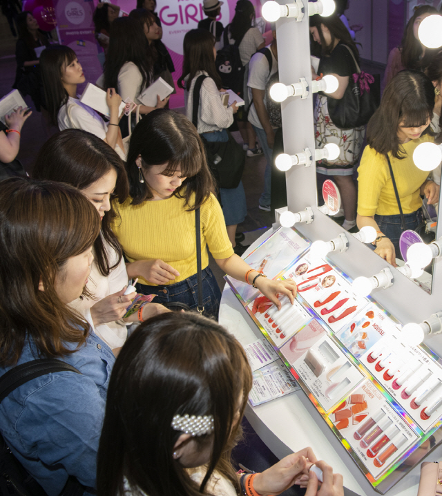 일본 고객들이 올리브영 ‘컬러그램톡’ 부스를 방문해 제품을 체험하고 있다./사진제공=CJ올리브네트웍스