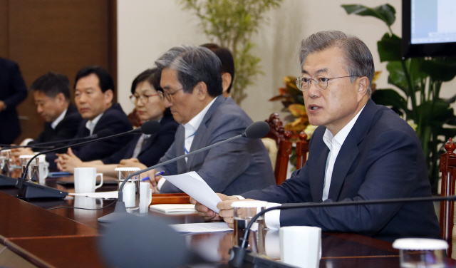 문재인 대통령이 20일 오후 청와대에서 열린 수석보좌관회의에서 발언하고 있다. /연합뉴스