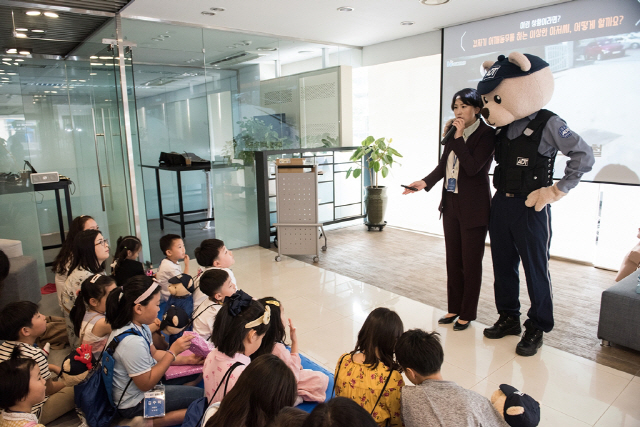 지난 18일 열린 ADT캡스의 ‘아이러브 ADT’ 행사에 참가한 임직원 자녀들이 호신술에 대한 설명을 듣고 있다. 임직원 자녀들은 부모의 일에 대한 이해를 높일 수 있고 임직원들은 애사심을 높일 수 있도록 프로그램을 구성했다. /사진제공=ADT캡스