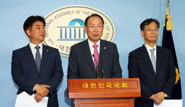 더불어민주당 자본시장특위 최운열 위원장(가운데)과 김병욱(왼쪽), 유동수 의원이 20일 오후 국회 정론관에서 기자회견을 열고 기금형 퇴직연금 등 제도 개선안을 발표하고 있다. /연합뉴스