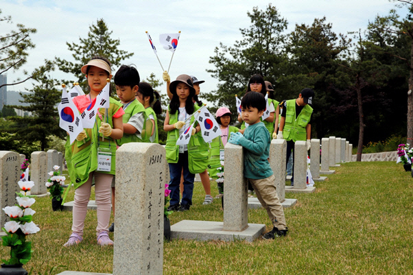 현대엔지니어링 임직원 자녀들이 지난 18일 서울 동작구 국립현충원에서 호국보훈의 달을 앞두고 묘역 정화활동을 하고 있다. /사진제공=현대엔지니어링