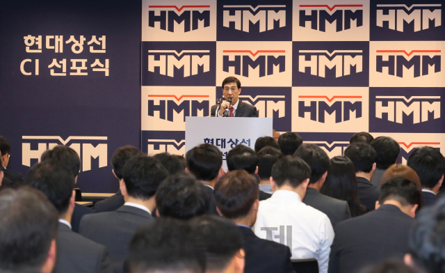 배재훈 현대상선 사장이 20일 서울 연지동 사옥에서 열린 CI 선포식에서 직원들에게 새 CI에 대해 설명하고 있다./사진제공=현대상선
