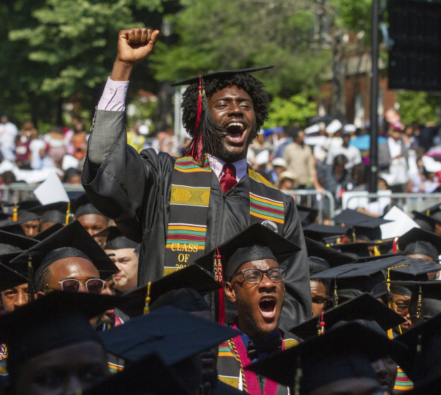 美 흑인 억만장자 '졸업생 학자금 다 갚아주겠다'
