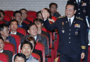 원경환 서울지방경찰청장이 지난해 12월3일 오후 서울 종로구 서울지방경찰청에서 열린 제34대 서울지방경찰청장 취임식에서 참석자들을 향해 손을 흔들며 행사장으로 들어서고 있다./연합뉴스