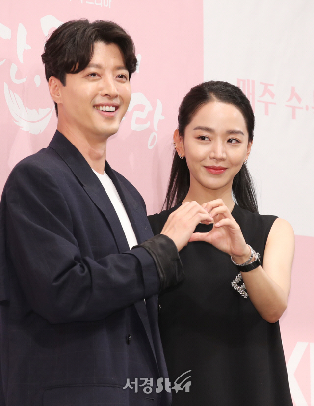 배우 신혜선, 이동건이 21일 오후 서울시 강남구 임피리얼 팰리스 서울에서 열린 KBS 2TV 새 수목드라마 ‘단, 하나의 사랑’ 제작발표회에 참석하고 있다.