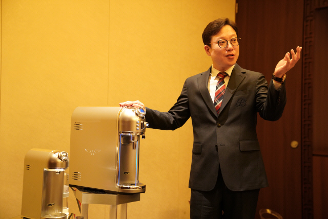 정지우 바디프랜드 유통사업본부장 이사가 21일 서울 광화문에서 열린 기자회견에서 신제품 ‘W냉온정수기 브레인’의 특장점에 대해 설명하고 있다./사진제공=바디프랜드