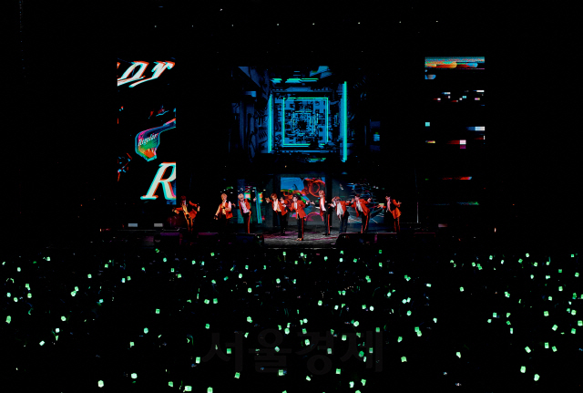 그룹 엔시티 127가 지난 19일(현지시간) 캐나다 퍼시픽 콜리세움에서 마지막 북미 공연을 펼치고 있다/사진제공=SM엔터테인먼트