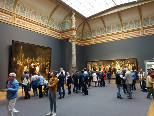 네덜란드 국립 라익스미술관이 소장하고 있는 렘브란트의 대표작 ‘야경’을 보기위해 관람객들이 모여있다.