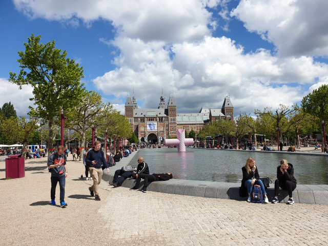 암스테르담 중앙 광장에 자리잡은 국립라익스미술관에서는 렘브란트 서거 350주년 전시가 한창이다.