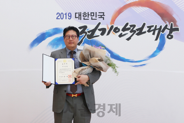 푸르밀 신동환 대표이사가 21일 ‘2019 대한민국 전기안전대상’ 국무총리상을 수상했다. 서울 양재동 더케이호텔에서 열린 시상식에서는 푸르밀은 국내 유업계를 선도하는 유가공 전문기업으로서 대국민 전기안전 확보에 기여한 공로를 인정받아 국무총리상을 수상하는 영예를 안았다. 1995년 개최된 이래 매해 열리는 대한민국 전기안전대상은 우리나라 전기안전 문화에 공헌한 이들의 노고를 기리기 위해 마련된 상으로 각종 전기재해 예방을 통해 국민 안전과 국가산업 발전에 기여한 유공자 및 기관을 포상하고, 안전한국 실현을 향한 국민적 실천 의지를 모으고 있다. 푸르밀 신동환 대표이사는 “안타까운 어린이 감전사고 예방을 비롯해 대국민 전기안전문화 확산에 힘을 보탤 수 있어 기쁘다”며 “앞으로도 국민 건강은 물론 안전까지 생각하는 유제품 전문기업으로서 책임감을 갖고 전기안전문화 조성을 위해 다양한 활동을 이어나갈 것”이라고 말했다./권욱기자 2019.05.21