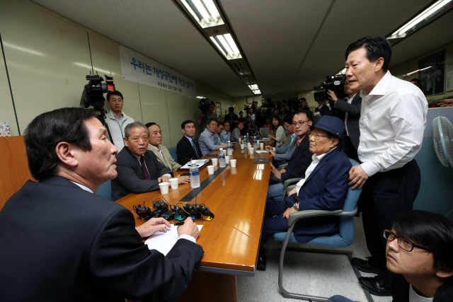 21일 오후 서울 영등포구 개성공단기업협회에서 열린 개성공단 방북 승인에 따른 개성공단기업 비대위 간담회에서 정기섭 개성공단기업협회 회장이 관계자와 대화하고 있다. /연합뉴스