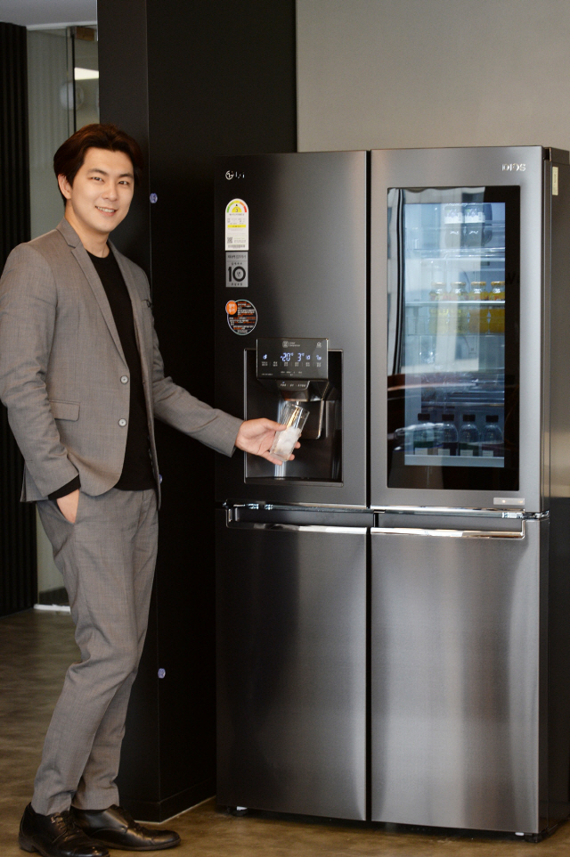 LG전자가 22일 출시한 디오스 얼음정수기냉장고 신제품으로 모델이 얼음물을 따르고 있다. /사진제공=LG전자