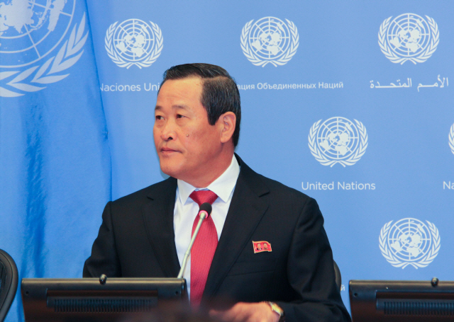 김성 유엔주재 북한 대사가 지난 21일(현지시간) 미국 뉴욕 유엔본부에서 기자회견을 하고 있다./연합뉴스
