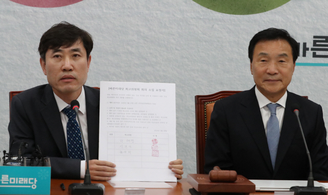 하태경(왼쪽) 바른미래당 최고위원이 22일 오전 국회에서 열린 임시 최고위원회의에 발언하고 있다./연합뉴스