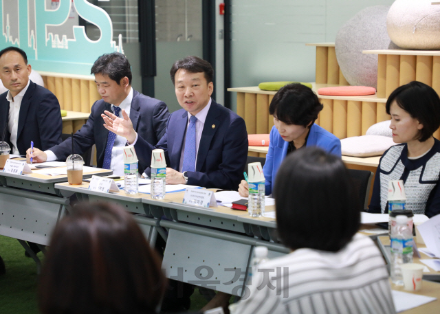 정무경(사진 앞줄 왼쪽에서 세번째) 조달청장이 여성벤처기업 대표들과의 간담회에서 여성벤처기업의 공공조달시장 지원을 밝히고 있다. 사진제공=조달청