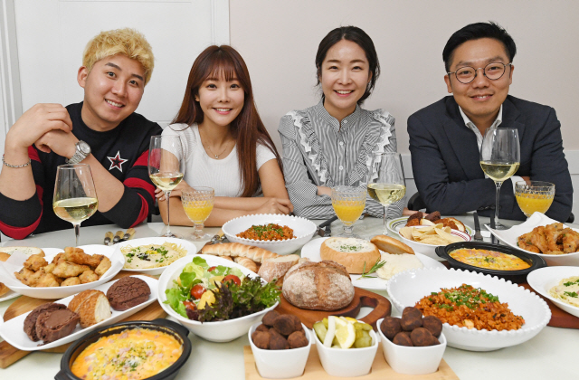 이다희(36)·김인근(37)씨 부부(왼쪽)와 이현주씨 부부가 ‘요리하다’의 음식을 먹으며 즐거운 시간을 보내고 있다./성형주기자