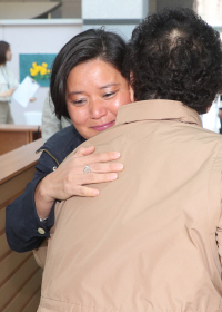 제시카 브룬씨가 22일 오전 전북 전주시 완산구 전북경찰청에서 고모와 만나 포옹하고 있다. /연합뉴스
