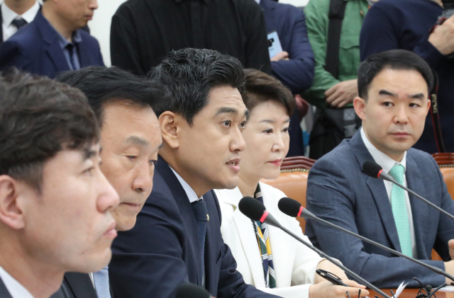 오신환(왼쪽 세번째) 바른미래당 원내대표가 22일 국회에서 열린 임시 최고위원회의에서 발언하고 있다.