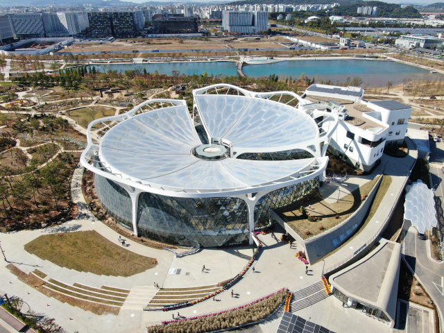 서울식물원의 주 건물인 식물문화센터(온실) 전경. 돔형이 아닌 오목한 그릇 모양으로 설계된 것이 특징이다./사진제공=SH공사