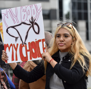 낙태의 권리를 옹호하는 시위대의 한 여성이 “내 몸은 내가 선택한다”는 팻말을 들고 있다. /로스앤젤레스=UPI연합뉴스