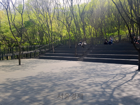 서울 서대문구 안산에 최근 완공한 쉬나무 숲속무대. /사진제공=서대문구