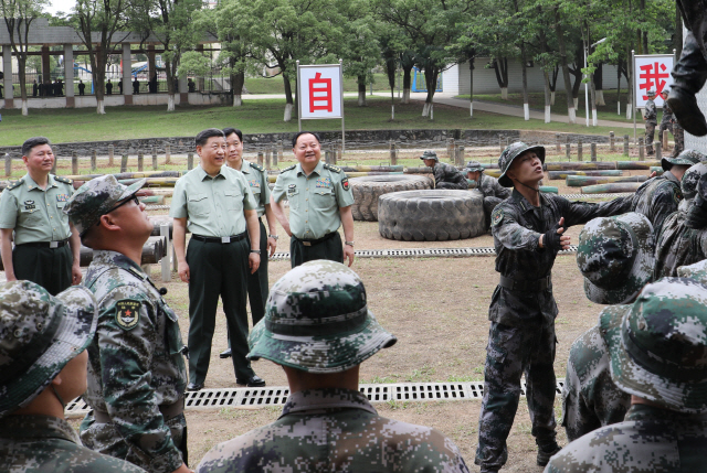 시진핑(뒤쪽 왼쪽 2번째) 중국 국가 주석이 21일(현지시간) 장시성의 육군 보병학교를 방문, 생도들의 훈련 모습을 지켜보고 있다./신화연합뉴스