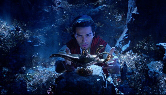 영화 ‘알라딘’에서 알라딘이 신비의 동굴 속 마법 램프를 향해 손을 뻗고 있다./사진제공=월트디즈니컴퍼니코리아