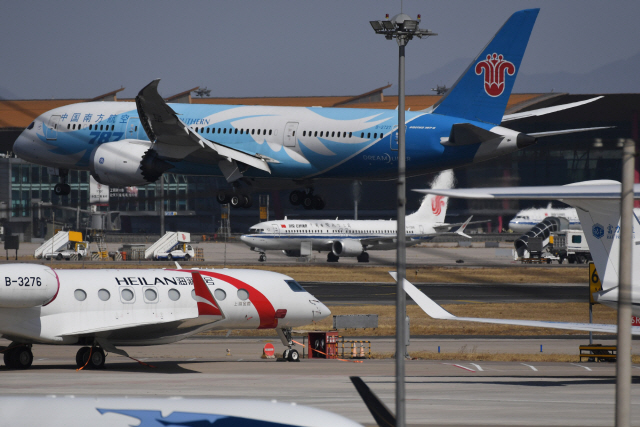 중국 에어차이나의 보잉 737 맥스 8 항공기가 베이징 국제공항에 대기하고 있다. /AFP연합뉴스
