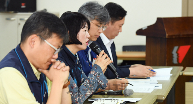 김경자(왼쪽 두 번째) 수석부위원장을 비롯한 민주노총 간부들이 23일 오전 서울 중구 민주노총 대회의실에서 'ILO 핵심협약 비준 관련 민주노총 긴급 기자간담회'를 열어 정부안 발표에 대한 입장과 세부요구안 등을 밝히고 있다. 김형석(왼쪽부터) 대변인, 김 수석부위원장, 이주호 정책실장, 신인수 법률원장./오승현기자 2019.5.23