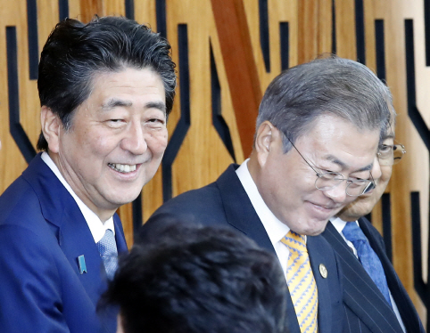 아시아태평양경제협력체(APEC) 정상회의 참석차 파푸아뉴기니를 찾은 문재인 대통령이 17일 오후 포트모르즈비 APEC 하우스에서 열린 ‘APEC 지역 기업인 자문회의(ABAC)와의 대화’에 입장하고 있다. /포트모르즈비[파푸아뉴기니]=연합뉴스)