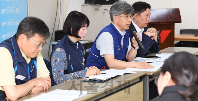 민주노총 간부들이 23일 오전 서울 중구 민주노총 대회의실에서 'ILO 핵심협약 비준 관련 민주노총 긴급 기자간담회'를 열어 정부안 발표에 대한 입장과 세부요구안 등을 밝히고 있다. 김형석(왼쪽부터) 대변인, 김경자 수석부위원장, 이주호 정책실장, 신인수 법률원장./오승현기자 2019.5.23