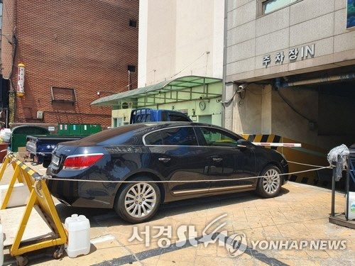 23일 서울 강서구의 한 아파트에서 검은색 알페온 차량이 주차장 입구를 막고 있다. / 사진=연합뉴스