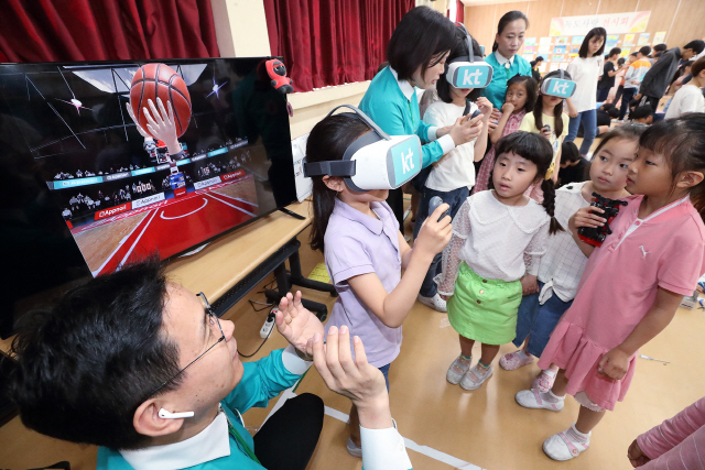 경북 울릉도 저동초등학교 학생들이 23일 기가라이브TV로 실감형 고품질 VR콘텐츠를 체험하고 있다. KT는 22~23일 울릉 지역 초·중학교 3곳에서 5G 서비스 체험을 제공하고 ‘포스텍 메이커 캠퍼스’를 운영했다고 23일 밝혔다.
