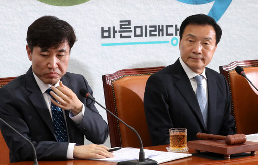하태경(왼쪽) 바른미래당 의원과 손학규 대표. /연합뉴스