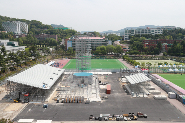 2019 광주세계수영선수권대회 하이다이빙 경기장인 조선대 축구장에 하이다이빙 타워 등이 설치되고 있다. /사진제공=광주광역시