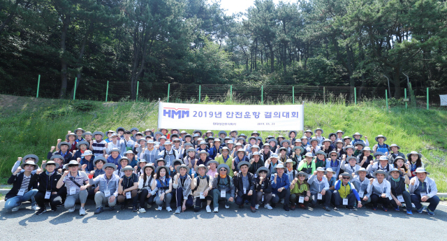 배재훈 현대상선 사장이 부산을 찾아 해상직원 150여명과 함께 ‘안전운항 결의대회’를 열고 기념촬영을 하고 있다./사진제공=현대상선