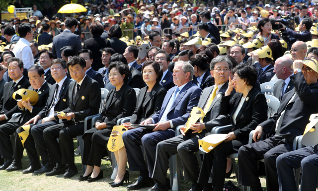 권양숙 여사와 김정숙 여사, 조지 W 부시 전 미국 대통령이 23일 오후 경남 김해 봉하마을에서 열린 노무현 전 대통령 서거 10주기 추도식에 참석해 나란히 앉아 있다./연합뉴스