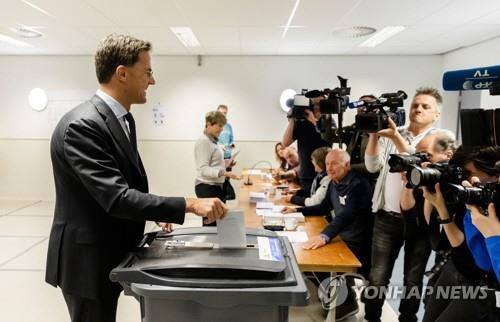 투표하는 마르크 뤼테 네덜란드 총리 . /AFP연합뉴스