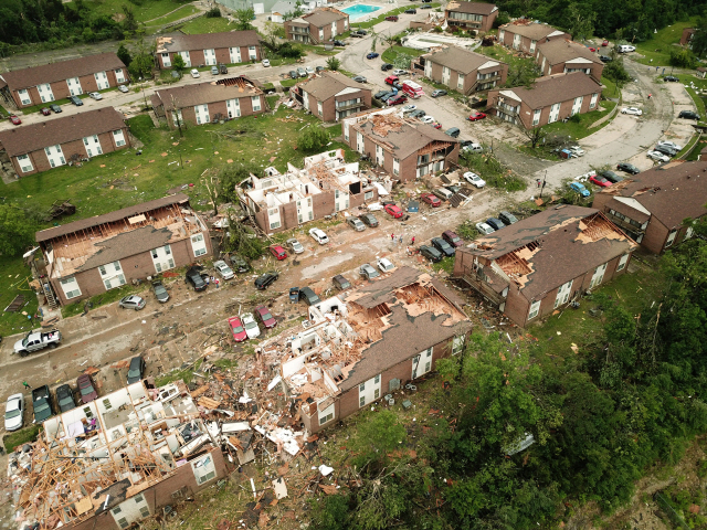 23일(현지시간) 미국 미주리주에 토네이도가 덮쳐 주택의 지붕이 붕괴돼 있다. /미주리=로이터연합뉴스