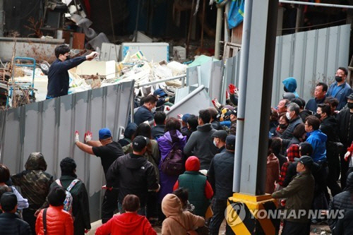 지난 4월 서울 동작구 구 노량진수산시장 주차장 부근에서 상인과 시민사회단체 관계자들이 명도집행자들과 충돌하고 있는 모습. / 사진=연합뉴스