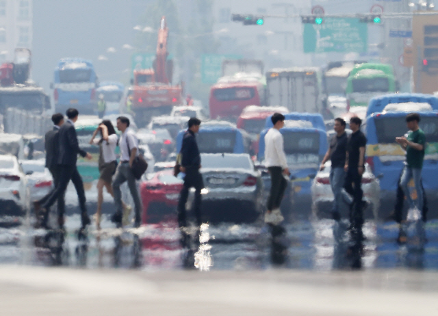 전국 곳곳에 폭염주의보가 내려진 지난 23일 서울 여의도의 뜨거워진 도로에서 아지랑이가 피어오르고 있다. /연합뉴스