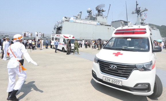 24일 경남 창원시 진해구 진해군항에서 열린 해군 청해부대 ‘최영함’ 입항 환영식 중 배 앞부분에서 홋줄(배가 정박하면 부두와 연결하는 밧줄)이 터지는 사고가 발생해 현장에 있던 구급 차량이 급히 이동하고 있다. /창원=연합뉴스