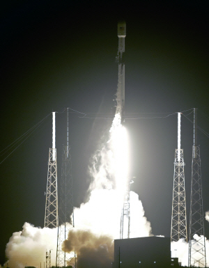 스페이스X, 우주인터넷 첫발…위성 60기 실은 로켓 발사